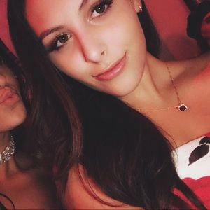 Meet your Posher, Mia